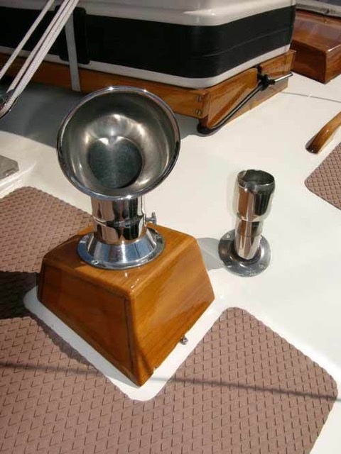 EN ANDEN udformning af luftindtaget, en såkaldt doradeventil. Det lille forkromede rør til højre er en skorsten til en ovn i salonen. (Se længere fremme).