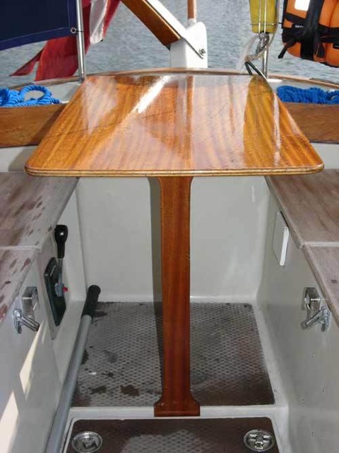 ET COCKPITBORD er ikke til at undvære. Bianca 27 blev originalt leveret med dette fine træbord, som den fingernemme godt kan efterlave, hvis det trænger til fornyelse.