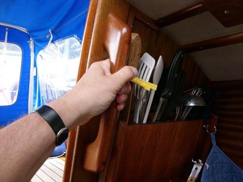 ET SOLIDT FASTGJORT håndtag ved nedgangen til salonen er en nyttig ting i mange situationer. Færdige teakhåndtag fås i alle bådforretninger. 