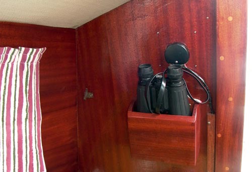 DENNE mahogni-kasse på styrbord skot i salonen passer lige til en kikkert, så den er let at få fat i fra cockpit - og låst inde, når båden forlades.