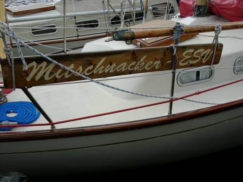 DETTE BRÆDT FRA Hamborg-Bianca 27'eren Mitschnacker tjener et dobbelt formål. Dels signalerer det bådens navn og dels tjener det som ekstra affendring, når båden ligger langskibs.  