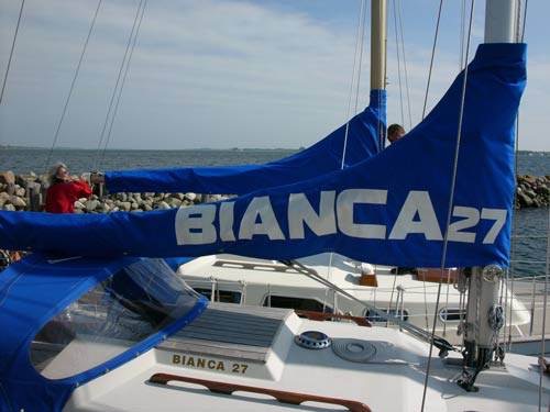 BIANCA 27-navnet påmalet bompressenningen. En fin måde at gøre reklame på for vores bådtype.