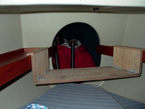 MED SMÅ børn ombord kan forkahytten være en dejlig hule. Denne praktisk tænkte hylde er beregnet til at bære børnenes lille tv.